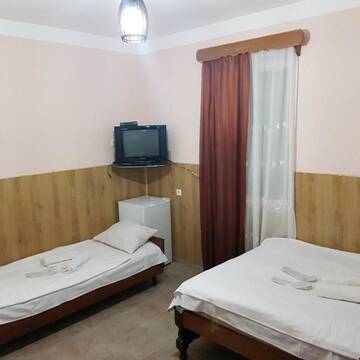 Фото номера Двухместный номер с 1 кроватью или 2 отдельными кроватями, вид на сад Гостевой дом Дом отдыха ира г. Уреки 7