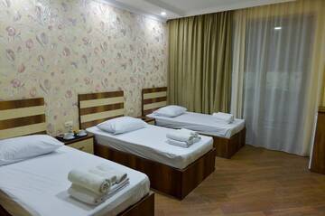 Фото номера Трехместный номер с собственной ванной комнатой Отель Hotel Lion г. Уреки 3
