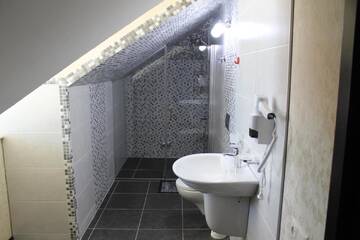 Фото номера Четырехместный номер с ванной Отель Hotel Lion г. Уреки 3