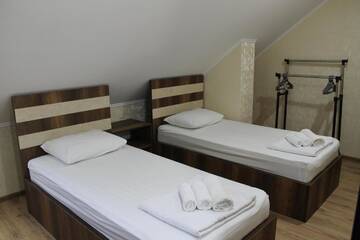 Фото номера Четырехместный номер с ванной Отель Hotel Lion г. Уреки 5