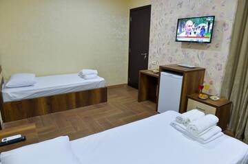 Фото номера Трехместный номер с общей ванной комнатой Отель Hotel Lion г. Уреки 4