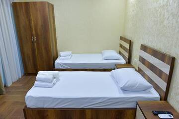 Фото номера Трехместный номер с общей ванной комнатой Отель Hotel Lion г. Уреки 3