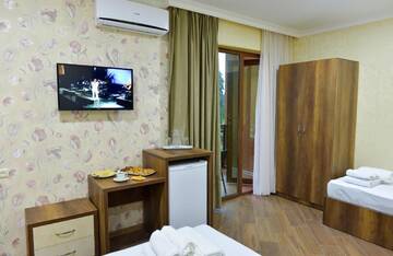 Фото номера Трехместный номер с собственной ванной комнатой Отель Hotel Lion г. Уреки 3