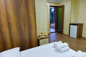 Фото номера Двухместный номер с 1 кроватью и собственной ванной комнатой Отель Hotel Lion г. Уреки 3