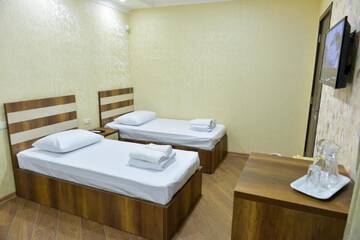 Фото номера Трехместный номер с собственной ванной комнатой Отель Hotel Lion г. Уреки 4