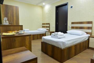 Фото номера Трехместный номер с собственной ванной комнатой Отель Hotel Lion г. Уреки 5