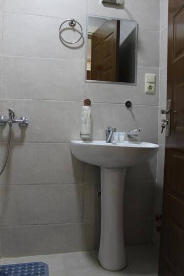 Фото номера Классический четырехместный номер Отель Hotel Lika г. Уреки 2