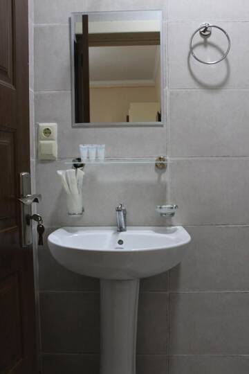 Фото номера Классический трехместный номер Отель Hotel Lika г. Уреки 7