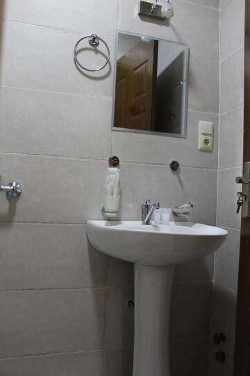 Фото номера Классический четырехместный номер Отель Hotel Lika г. Уреки 5
