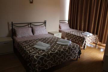 Фото номера Классический четырехместный номер Отель Hotel Lika г. Уреки 3