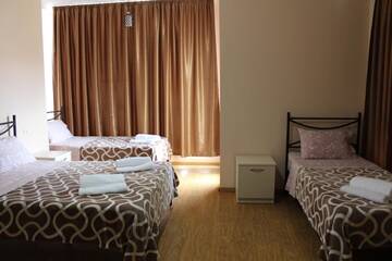 Фото номера Классический четырехместный номер Отель Hotel Lika г. Уреки 4