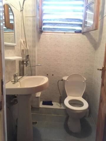 Фото номера Бюджетный трехместный номер Гостевой дом Nino Guest House г. Уреки 7