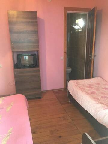 Фото номера Стандартный трехместный номер Гостевой дом Nino Guest House г. Уреки 4